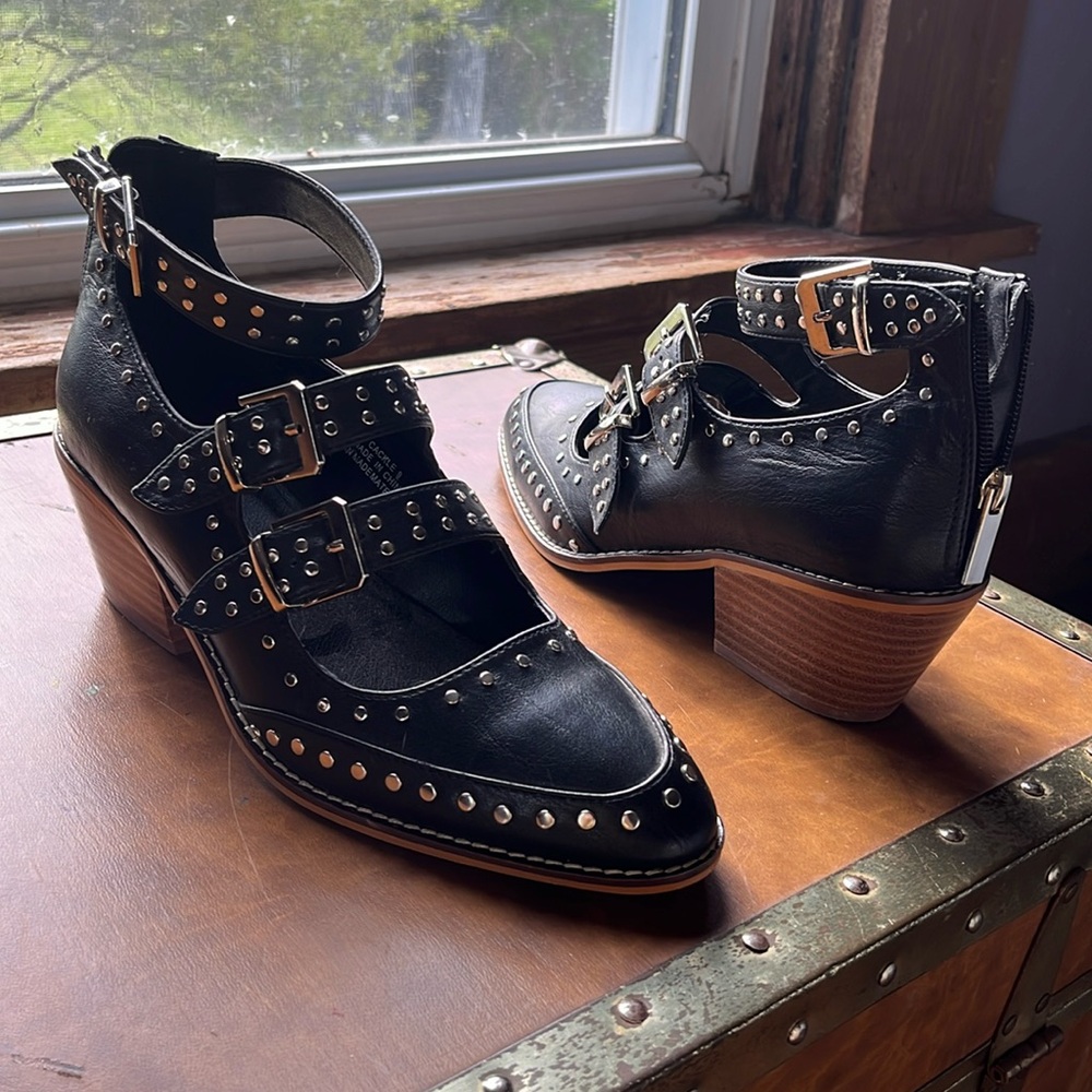 Hey girly corky’s  “cackle” silver buckle heels size 9